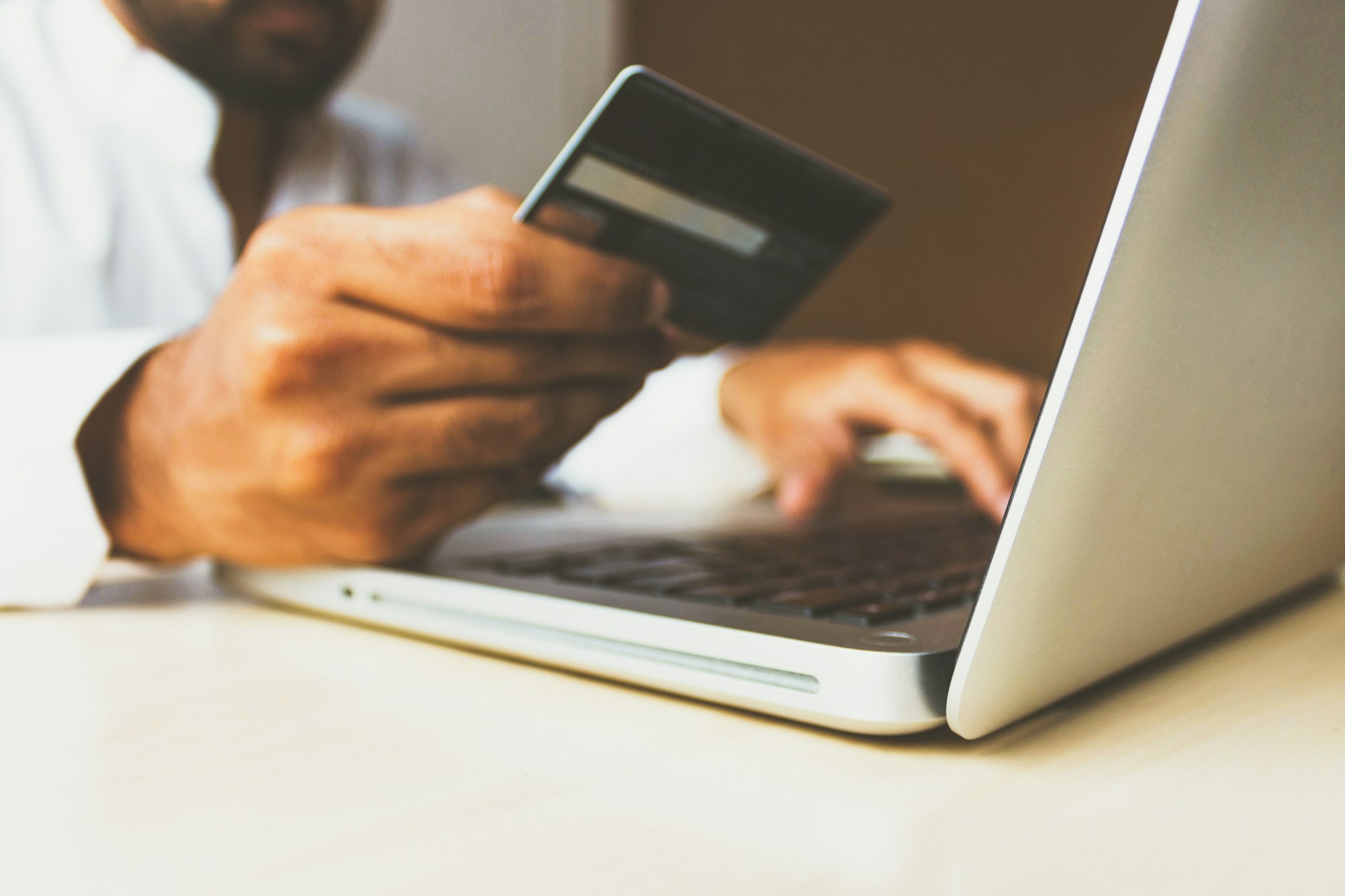 How Digital Nomads Get Paid in 2026 (Best Accounts)